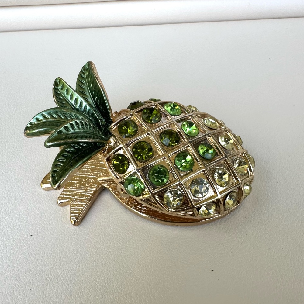 Pineapple Gold Tone Rhinestone Magnet Clip - Picture 2 of 8